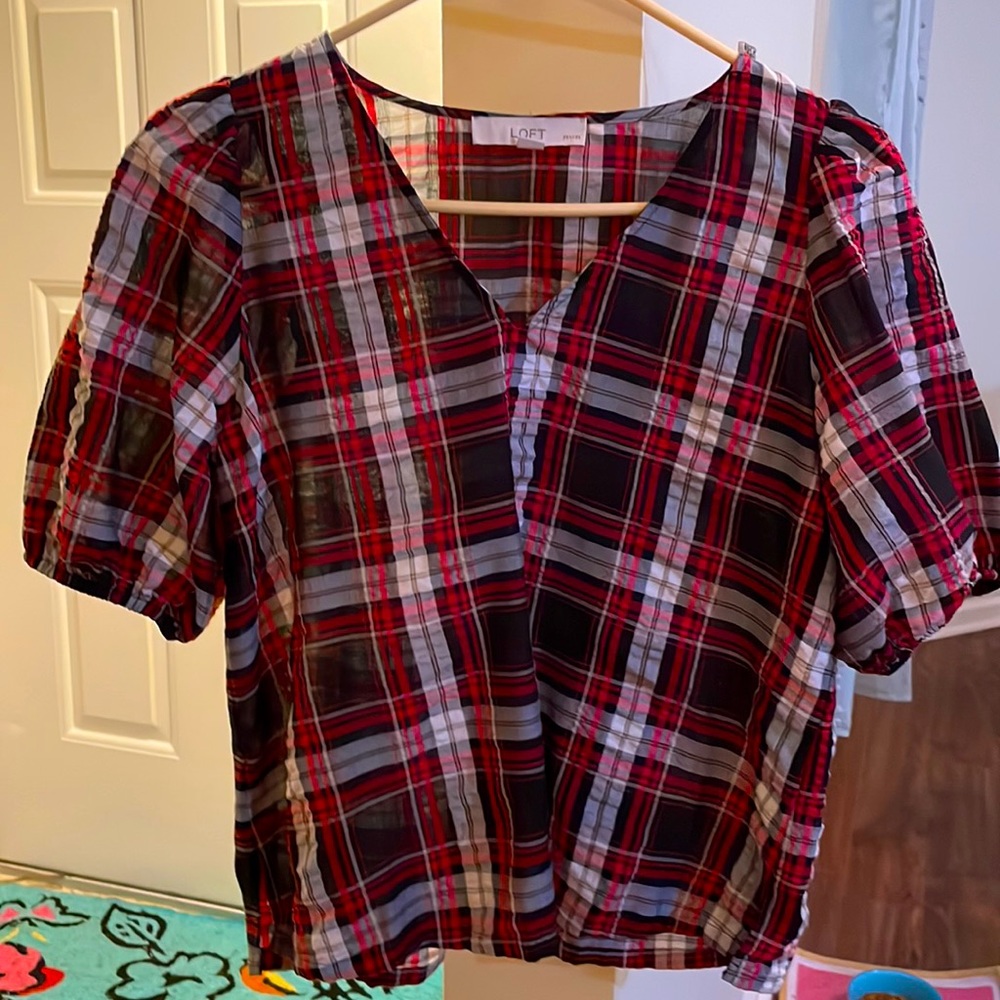 Súper cute plaid shirt w/ puff sleeves. Brand new, never worn. NWOT